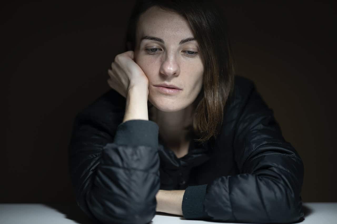 Femme en pleine réflexion, représentant l'impact de la dépression sur le quotidien