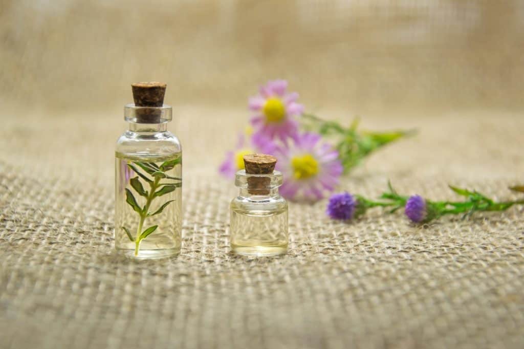 Créez votre propre parfum signature holistique en utilisant ces huiles essentielles