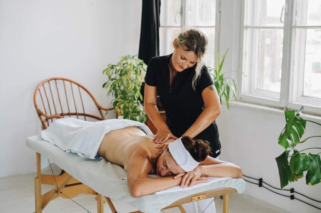 Le massage dans l'histoire 6 Entre les XVIIIe et XIXe siècles, les massages se popularisent en Europe