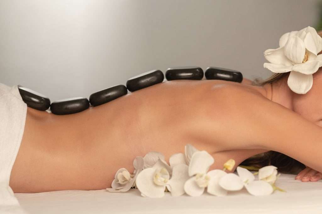 Le massage aux pierres chaudes peut être un moyen utile de réduire le stress et l'anxiété