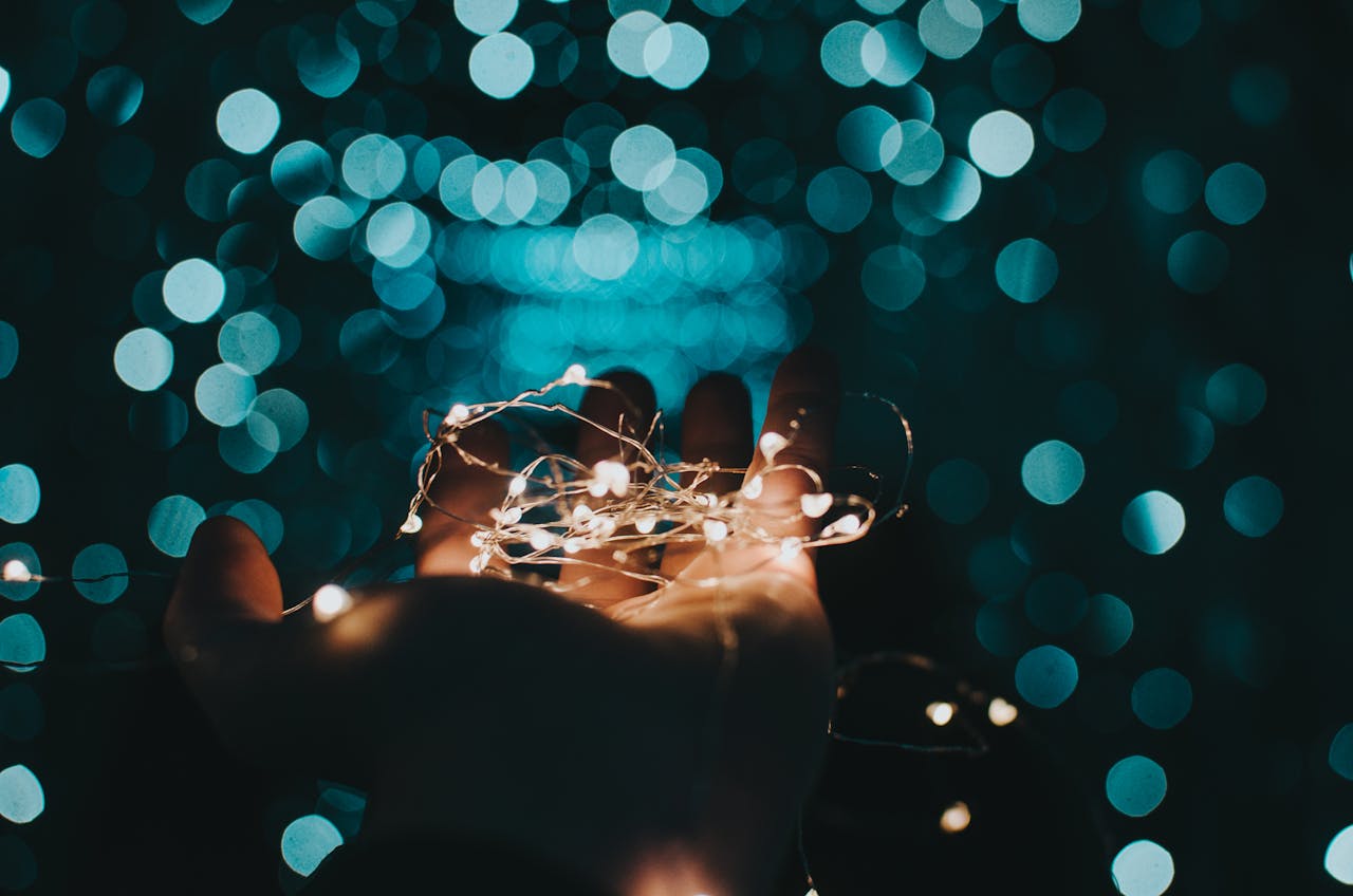 Personne recevant un traitement par lumière bleue pour améliorer la peau et l'humeur