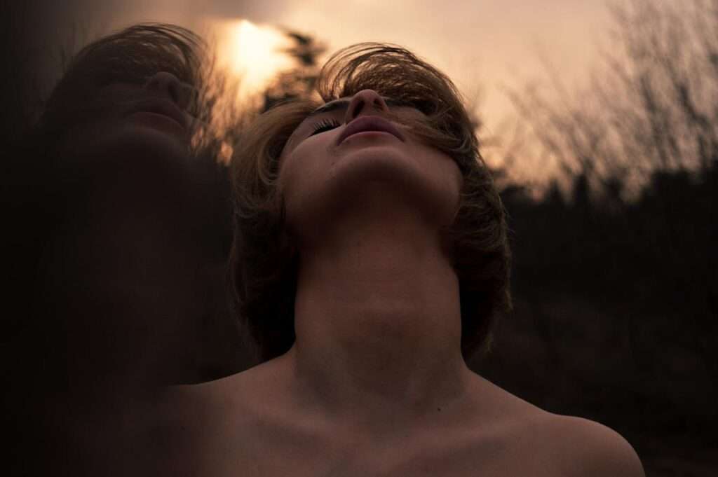 La théorie de l'émotion de James-Lange : Quand le corps parle avant l'esprit 4 Schéma de la théorie de l'émotion de James-Lange montrant le lien entre réactions corporelles et émotions.