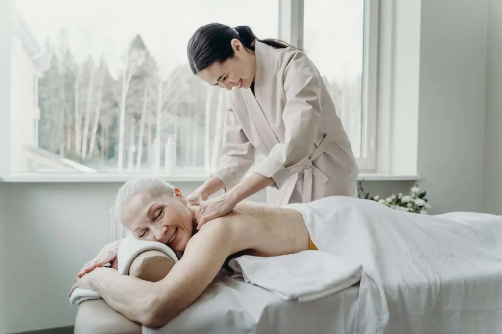 Thérapies corporelles Offrez à vos aînés le cadeau du toucher. Le massage peut améliorer leur mobilité, réduire la douleur et apaiser leur esprit.