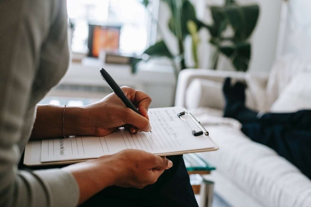 Illustration représentant une personne en méditation, symbolisant l'éveil spirituel et la conscience holistique.