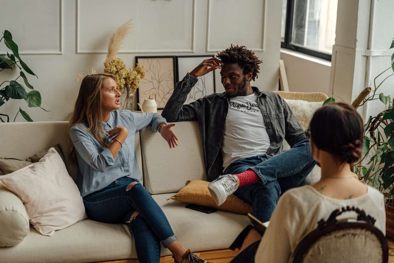 état d’être du thérapeute : Un thérapeute holistique méditant dans un cadre apaisant, symbolisant le calme, l’intuition et l’empathie nécessaires pour accompagner les patients.