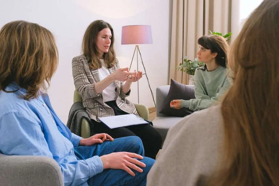 Un thérapeute en pleine discussion avec un patient dans un cadre apaisant, illustrant l’accompagnement thérapeutique axé sur la responsabilisation et l’autonomie.