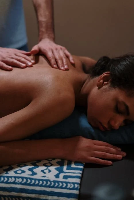 devenir praticien en massage holistique, formation en ligne bien-être, apprendre le massage holistique, praticien certifié en massage holistique