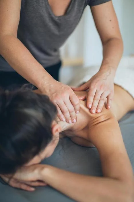 formation praticien massage holistique, massage holistique en ligne, cours de massage holistique, certification massage holistique, techniques de massage holistique, bien-être et thérapie énergétique