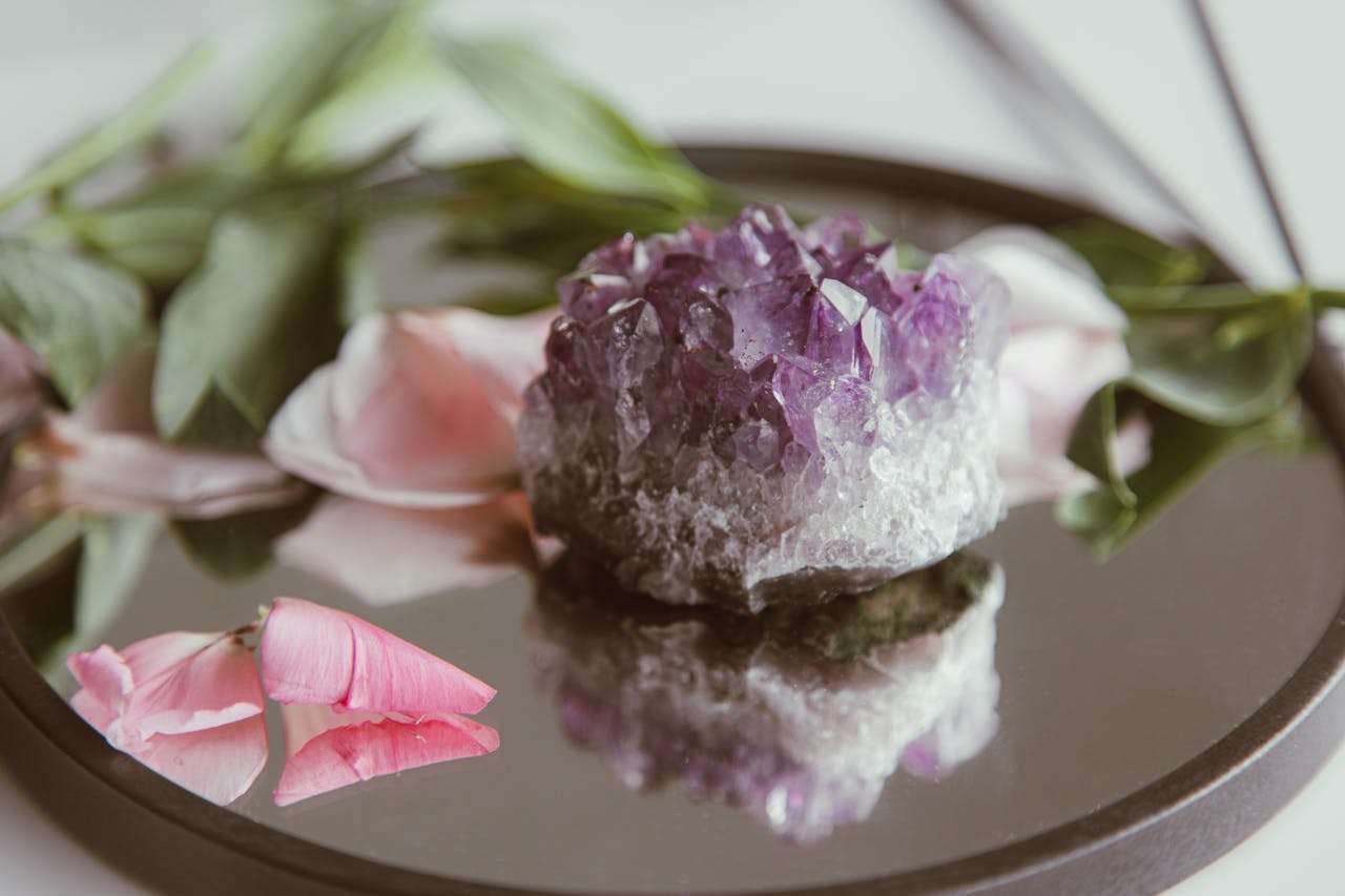 Cristaux d'améthystes violette pour lithothérapie et bien-être.