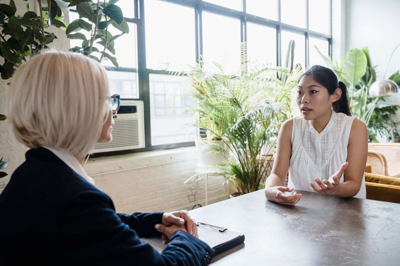 Employés en séance de thérapies holistiques pour un environnement de travail serein.